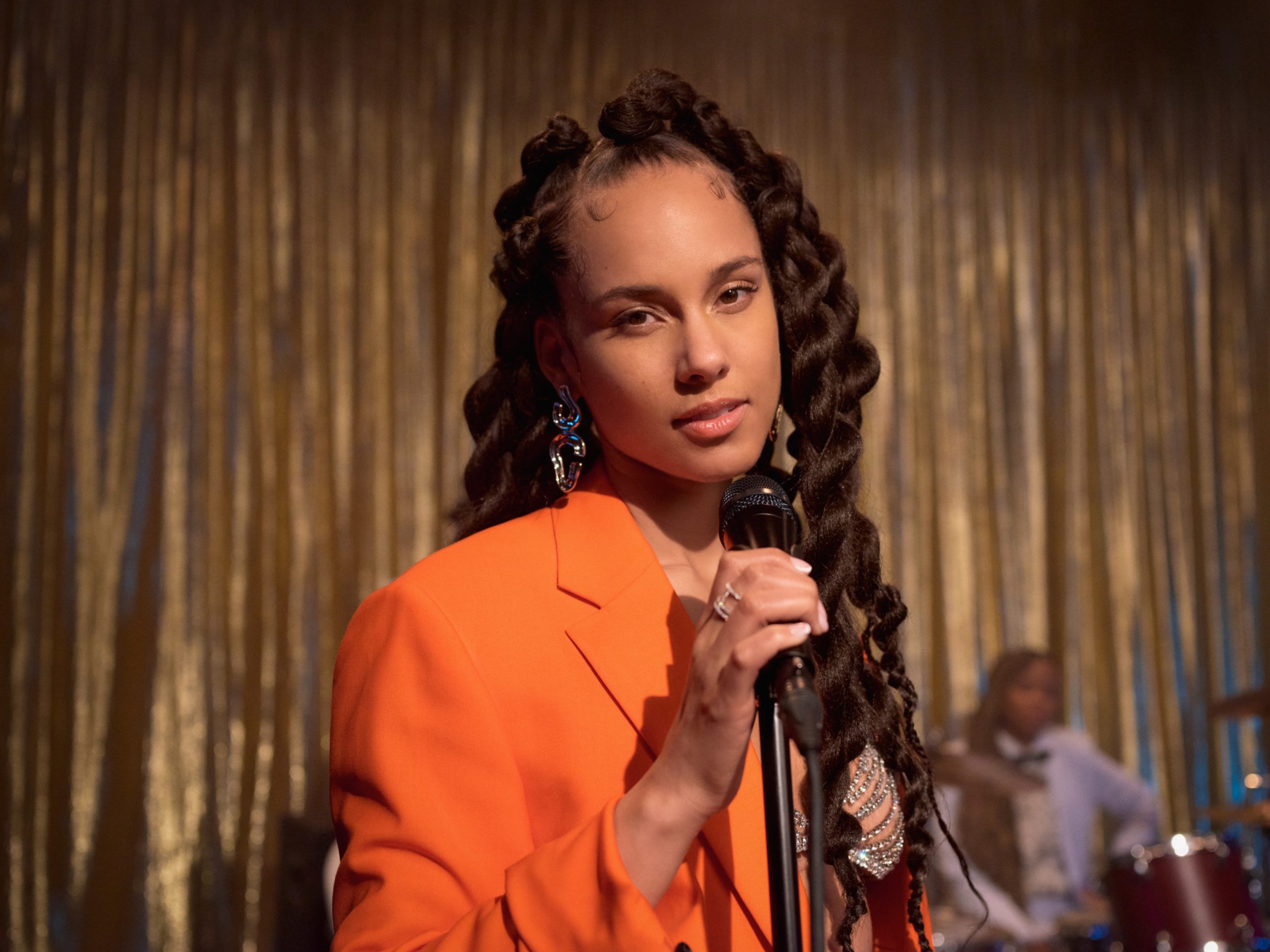 Alicia Keys Wears Jumbo Double Twists in “So Done” Music Video