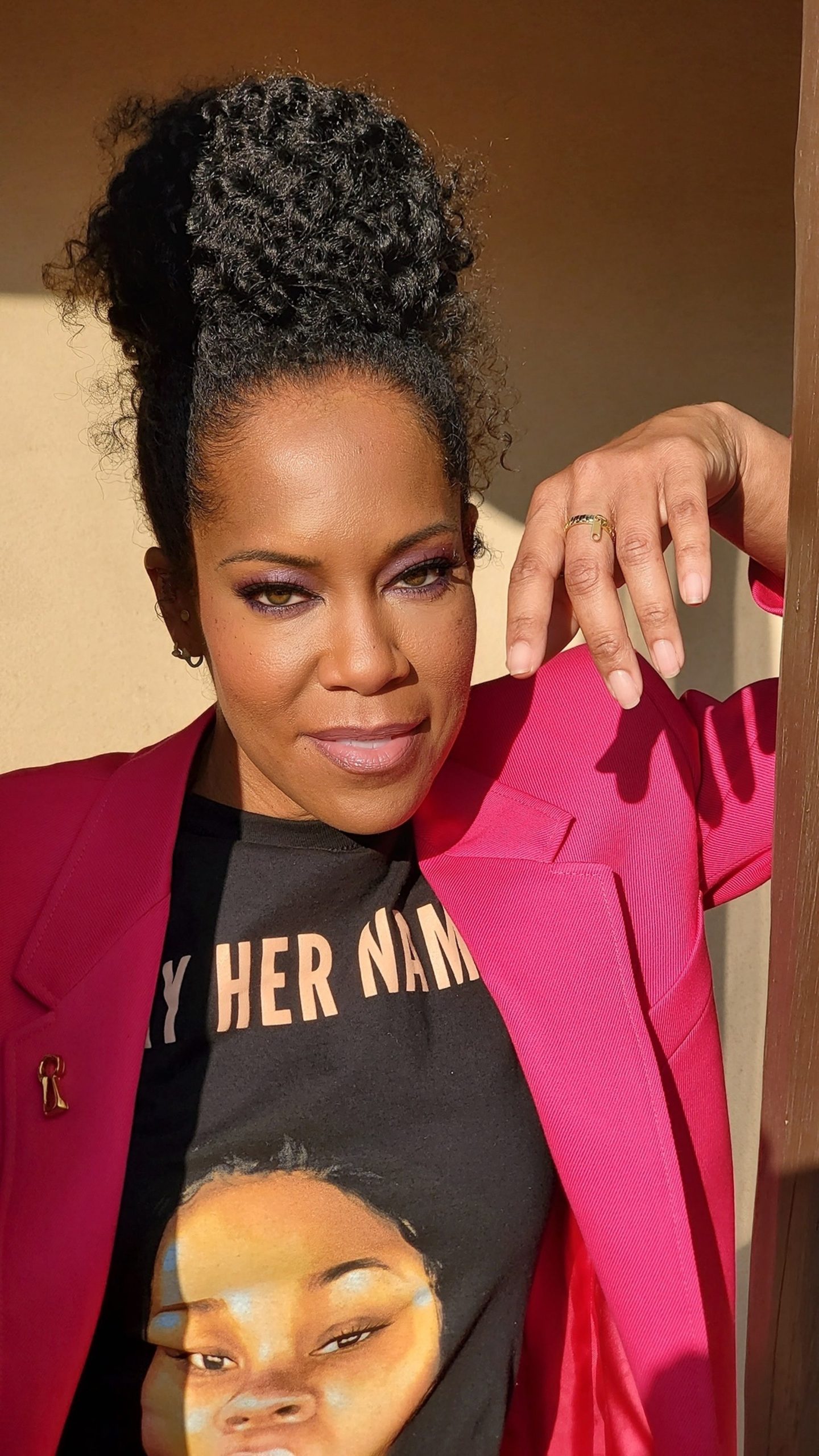 Emmys 2020: Regina King Paid Tribute to Breanna Taylor and Wore Gorgeous '70s Makeup