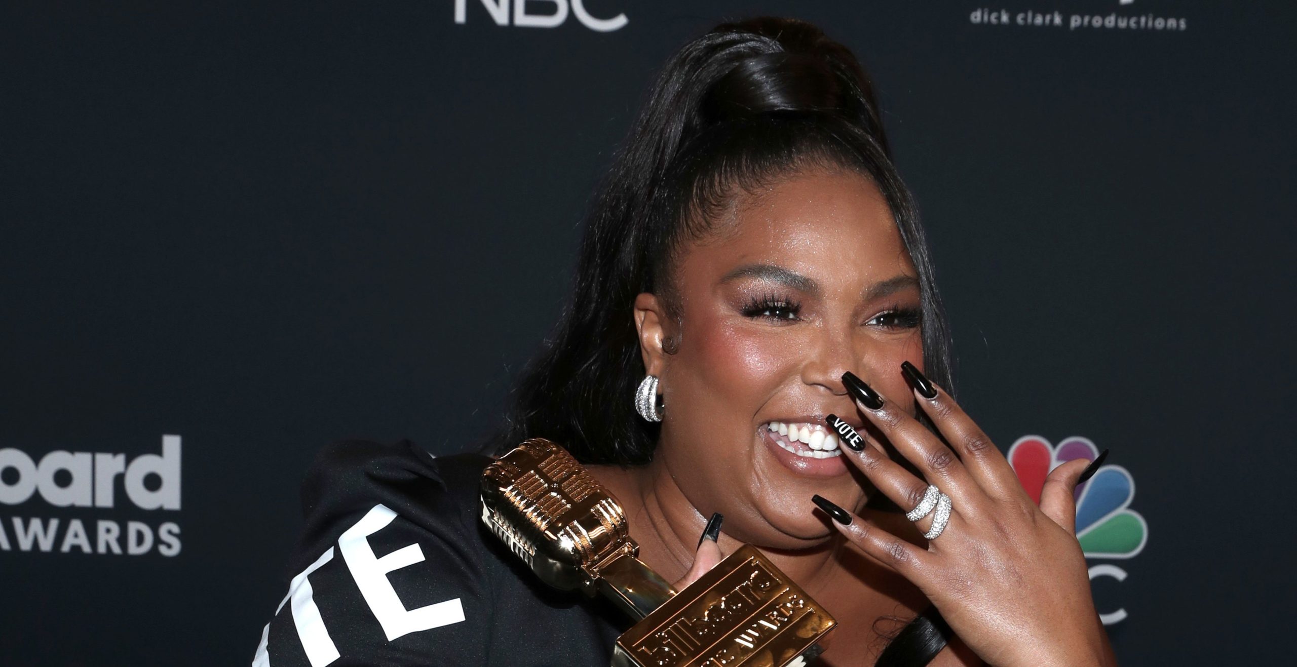 Billboard Music Awards 2020: Lizzo Debuted a Voting-Themed Manicure