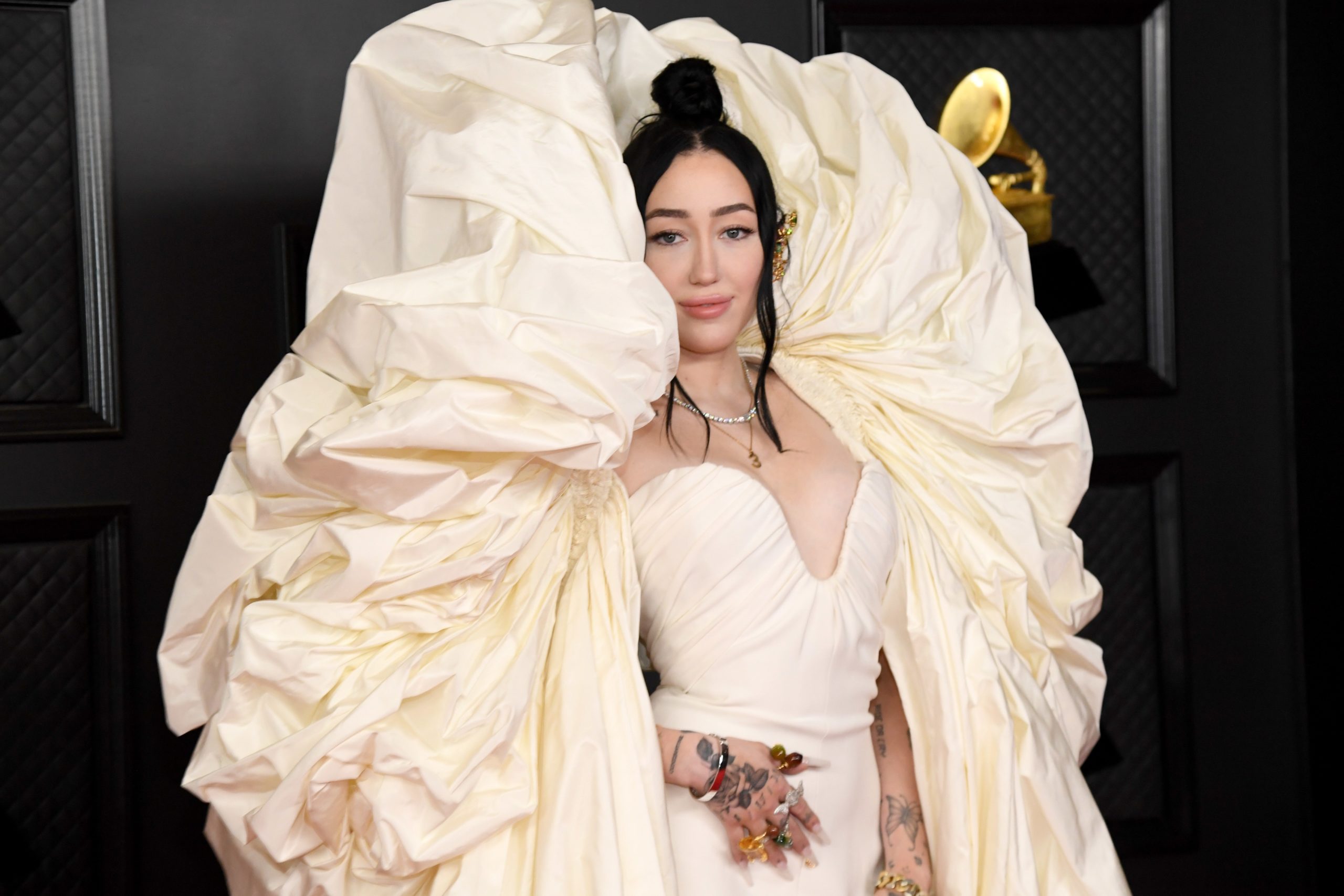 Noah Cyrus's 2021 Grammys Gown Inspired So Many Hilarious Memes